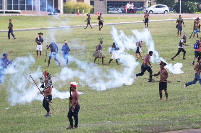 Protesto de indígenas foi dispersado com bombas de gás lacrimogêneo