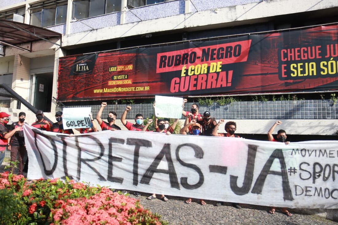 Torcedores protestando por eleições diretas no Sport, na sede do clube, na Ilha do Retiro