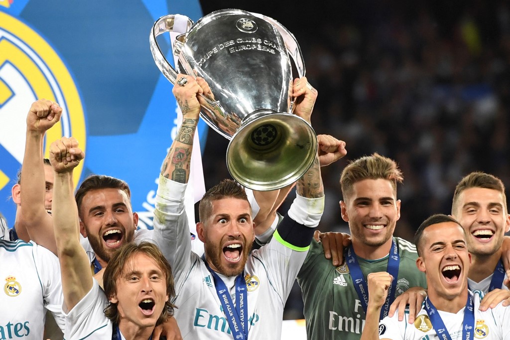 Sergio Ramos levantando a taça da última Champions League conquistada pelo Real Madrid, em 2018, em Kiev, na Ucrânia