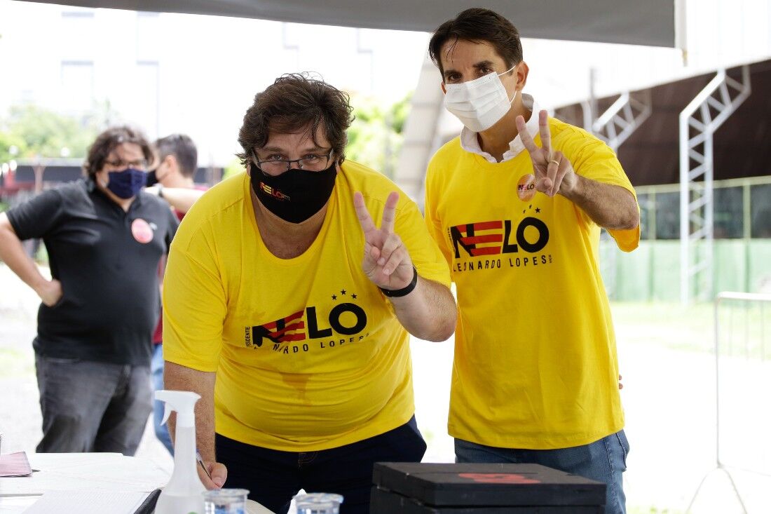 Nelo e Leo Lopes votando nas eleições deste ano