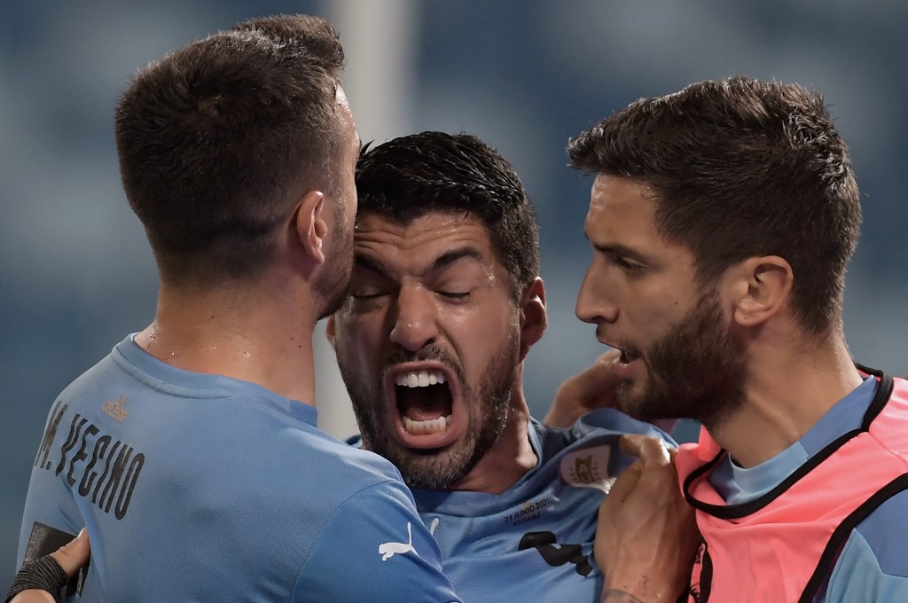 Luis Suárez, atacante do Uruguai, comemorando gol com seus companheiros de seleção