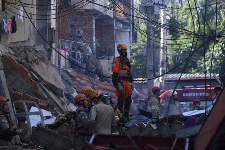 Trabalho de resgates dos Bombeiros, no Rio de Janeiro