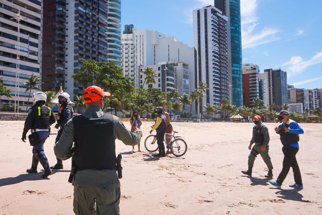 Praia de Boa Viagem neste domingo (13)