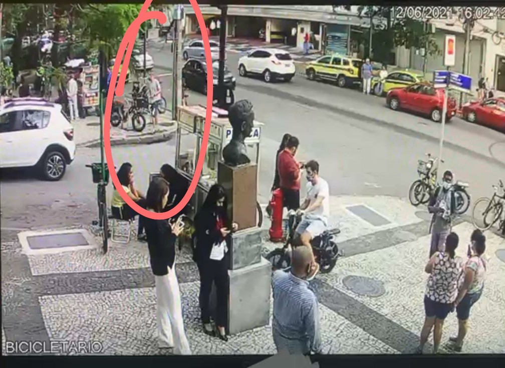 Igor Martins Pinheiro aparece nas imagens roubando a bicicleta elétrica no Leblon