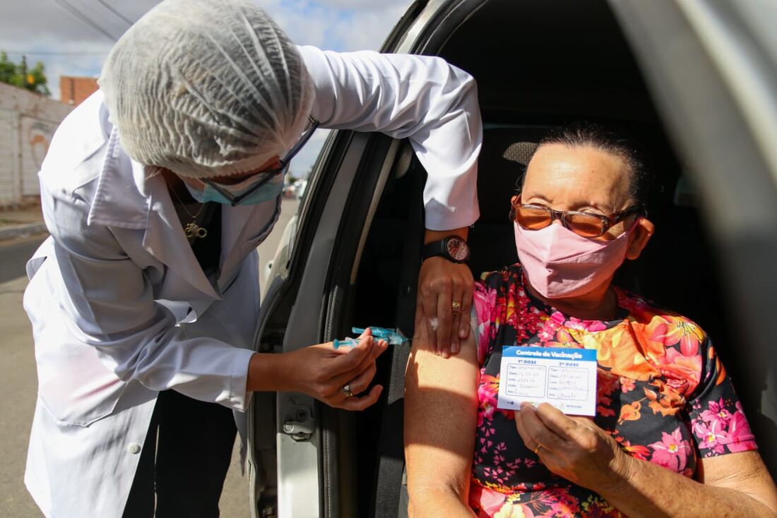 Vacinação da segunda dose da Coronavac em Petrolina