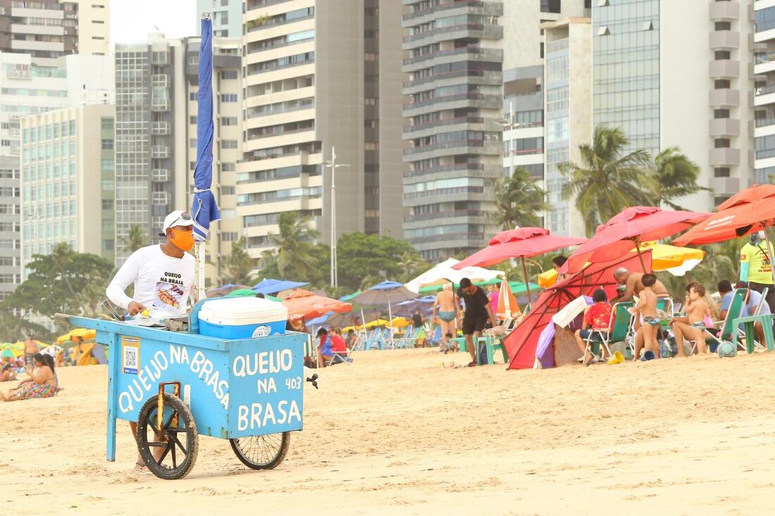 Comerciantes voltam a ter atividade liberada na Praia de Boa Viagem