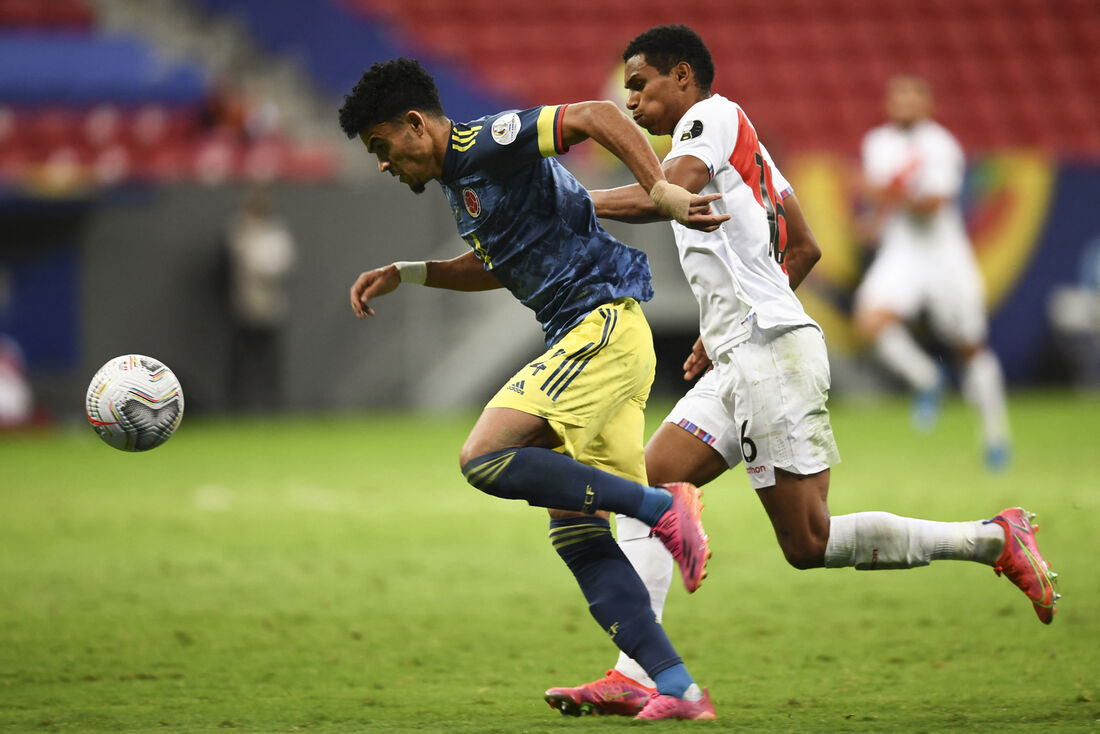 O colombiano Luis Diaz (E) é marcado pelo peruano Marcos Lopez antes de marcar o segundo gol do time durante a Copa América 2021