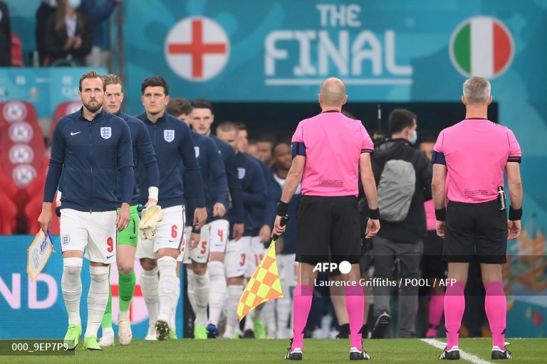 Vaias e assobios durante hino italiano na final da Eurocopa em Londres