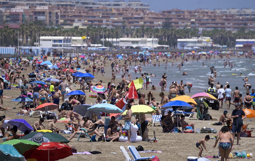 Movimento em praia na região de Valencia, na Espanha