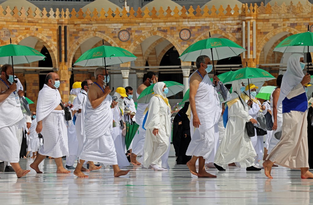 Peregrinos chegam à Kaaba, o santuário mais sagrado do Islã, na Grande Mesquita da cidade sagrada de Meca