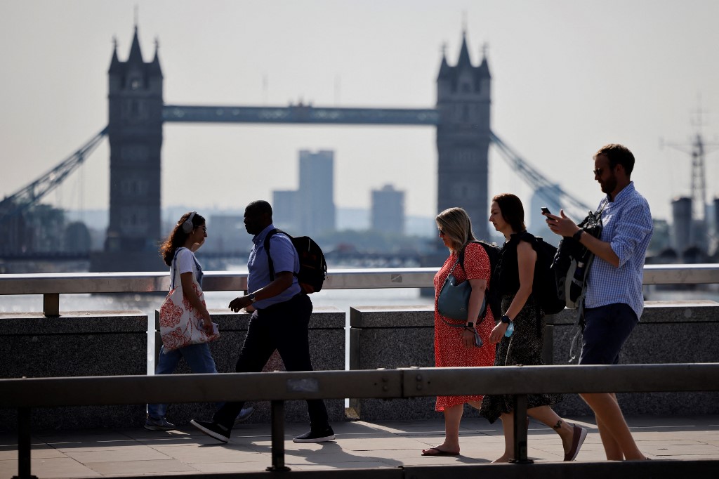 Pessoas já andam sem máscara pelas ruas de Londres, capital da Inglaterra