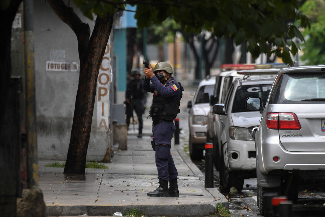 Polícia Venezuelana em confronto com organizações criminosas