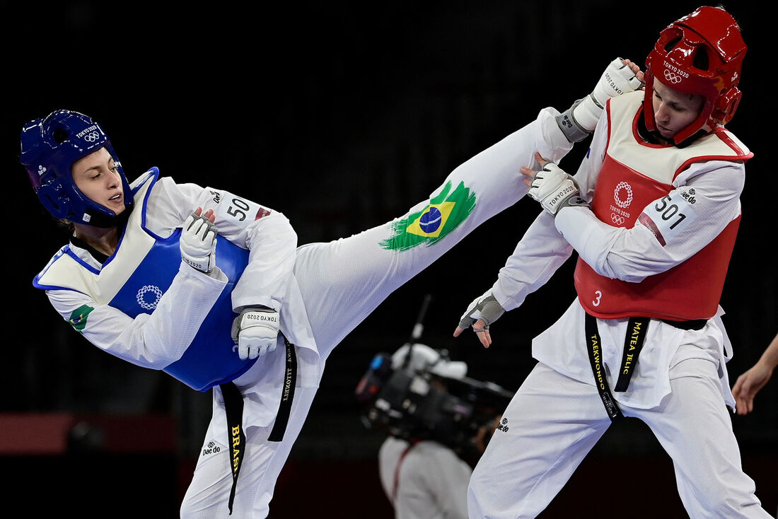 Milena Titoneli, de azul, é do taekwendo