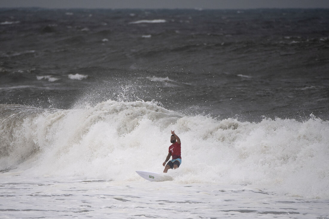 Ítalo Ferreira vai às quartas do surf em Tóquio