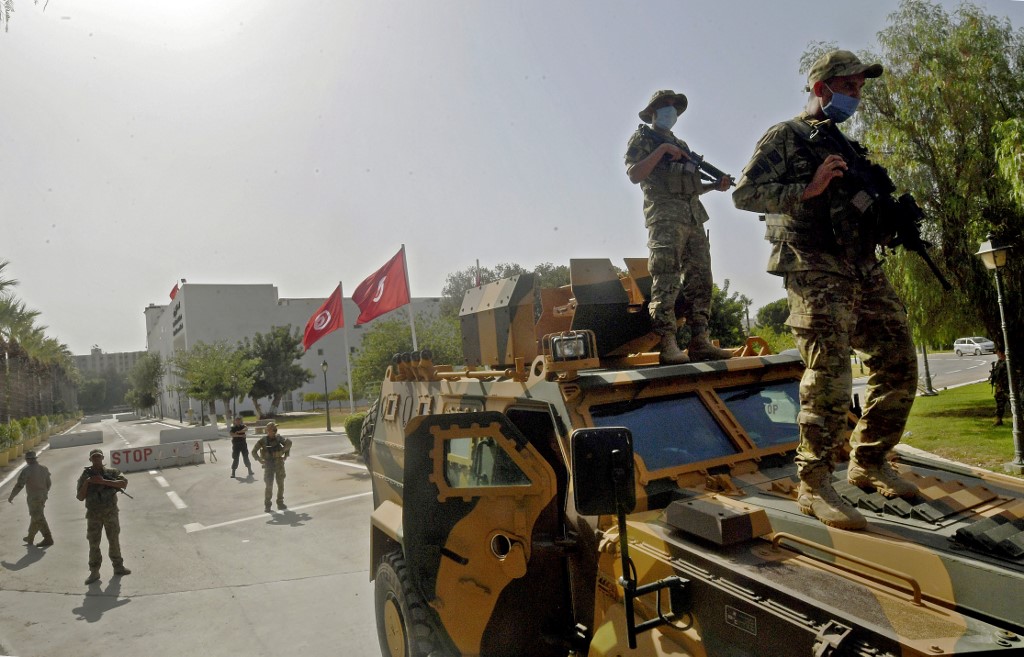 Militares fazem guarda ao redor do parlamento da Tunisia