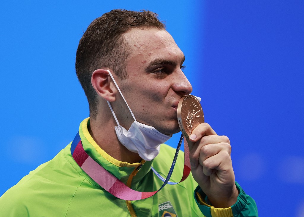 Fernando Scheffer beija medalha de bronze conquistada em Tóquio