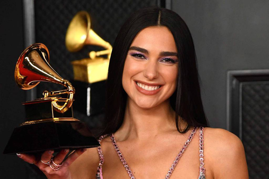  Dua Lipa na entrega do Grammy em Los Angeles 