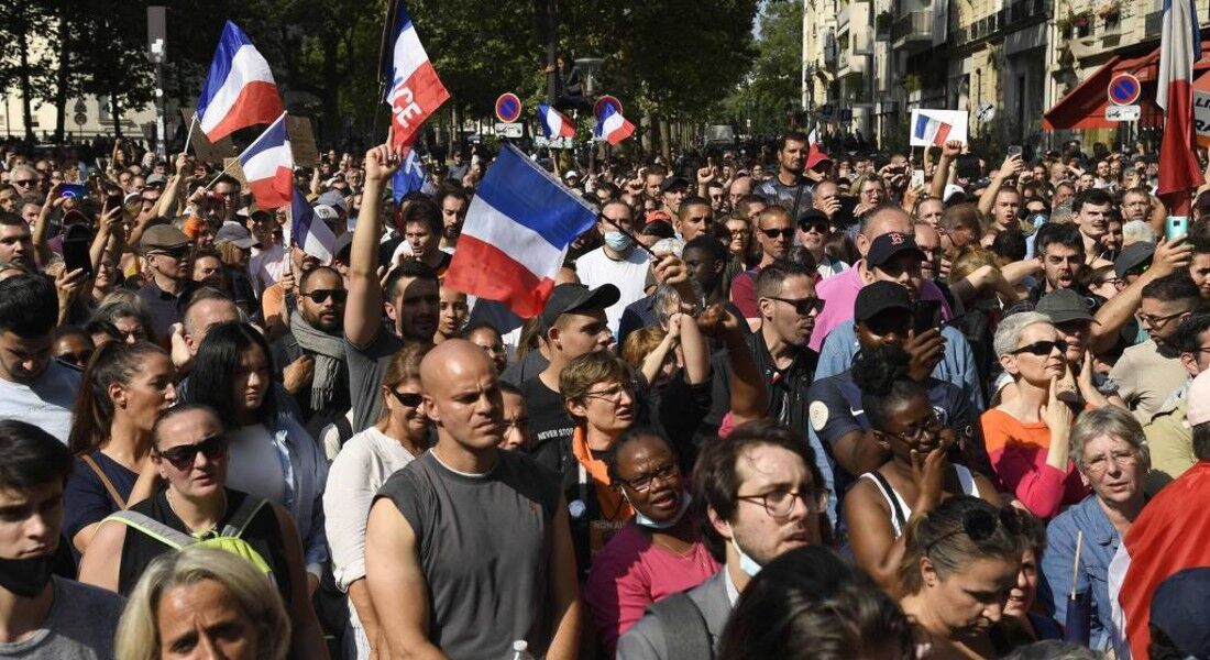 Manifestantes protestam contra exigência de passe sanitário em Paris, na França