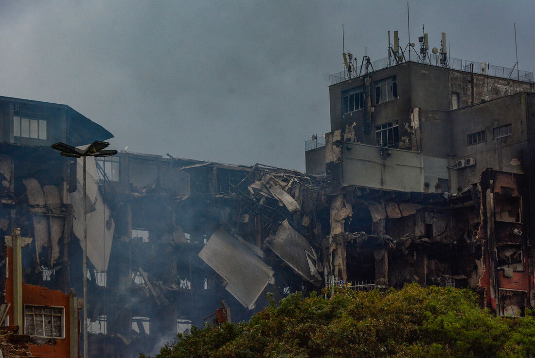 Após o incêndio, prédio desabou parcialmente 