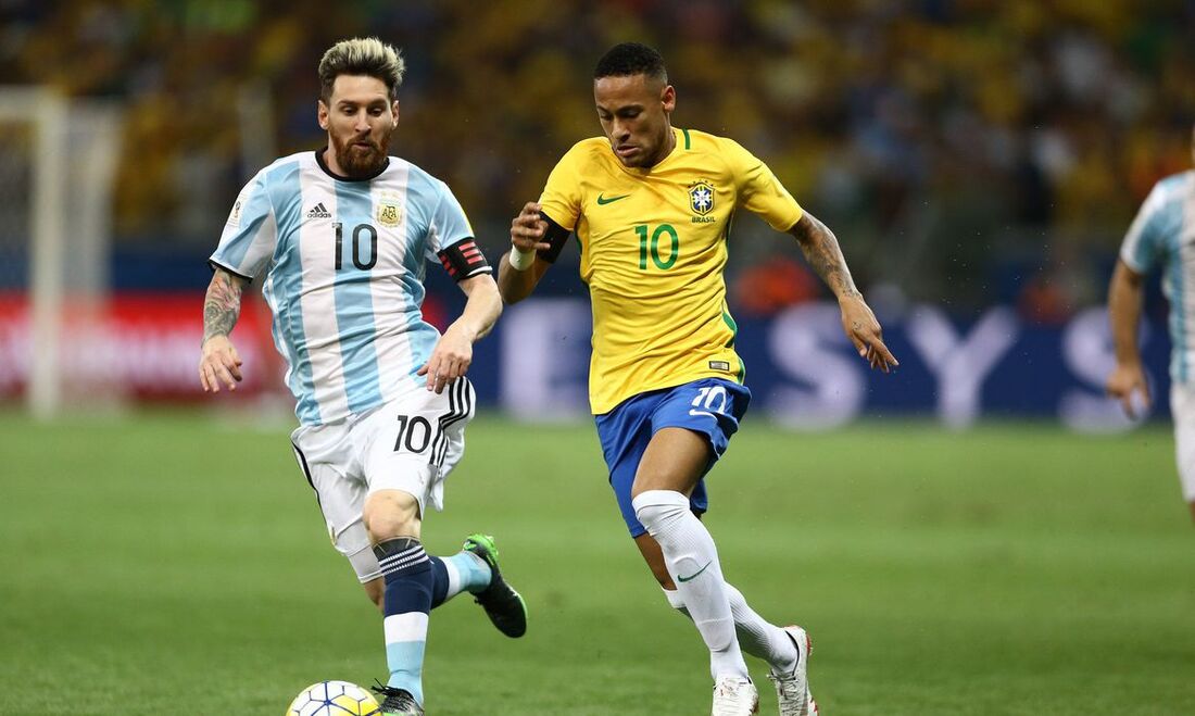 Messi e Neymar jogando