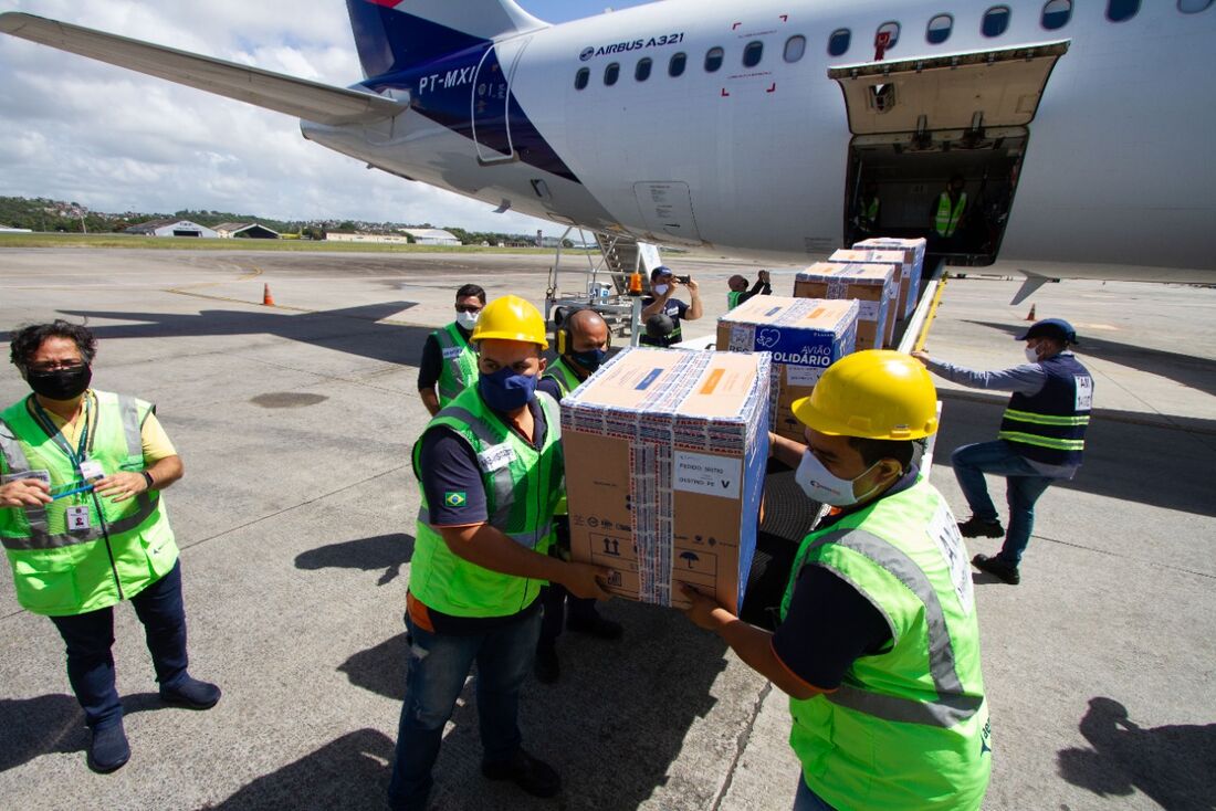 Novo lote de vacinas completa quantidade de mais de 500 mil doses previstas para chegar nesta semana, em Pernambuco