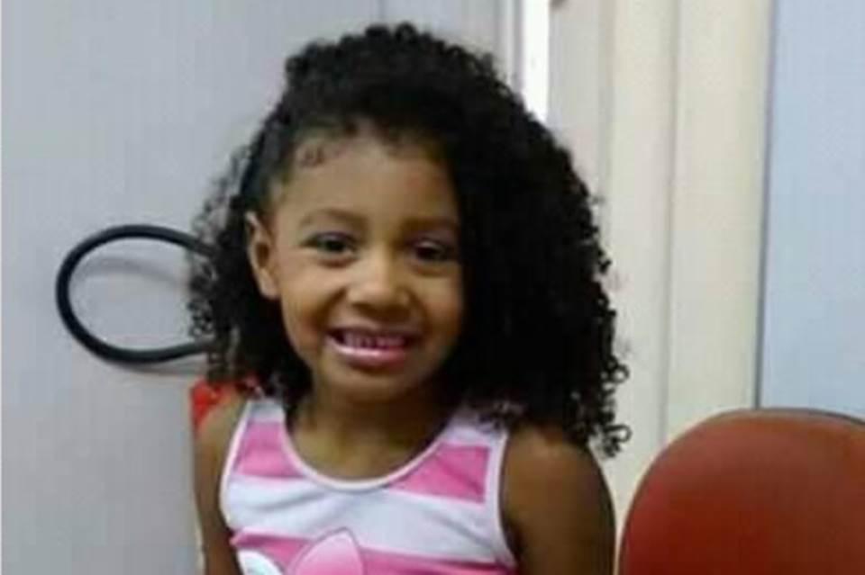 Ágatha Felix, de 8 anos, foi assassinada com um tiro de fuzil pelas costas, na presença da avó, dentro de uma kombi no Complexo do Alemão, no Rio