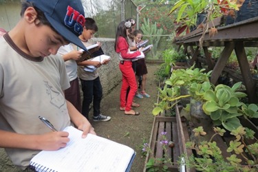 Educandos em pesquisa de campo