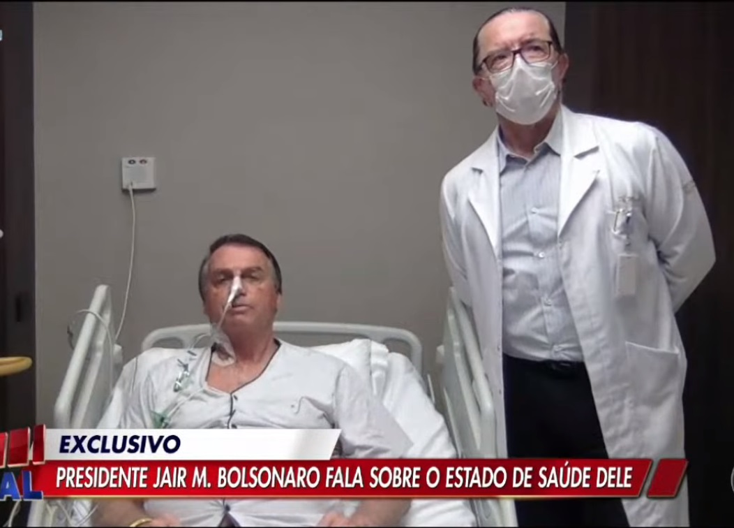 Bolsonaro apresenta uma obstrução no intestino, o que gerou acúmulo de líquido no estômago e dores abdominais.