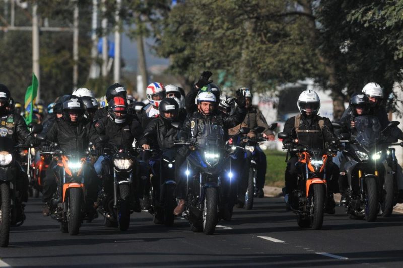 Bolsonaro e apoiadores fazem motociata em Porto Alegre