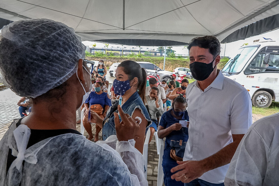 Prefeito Anderson Ferreira anuncia a vacinação contra Covid-19 para pessoas a partir dos 34 anos