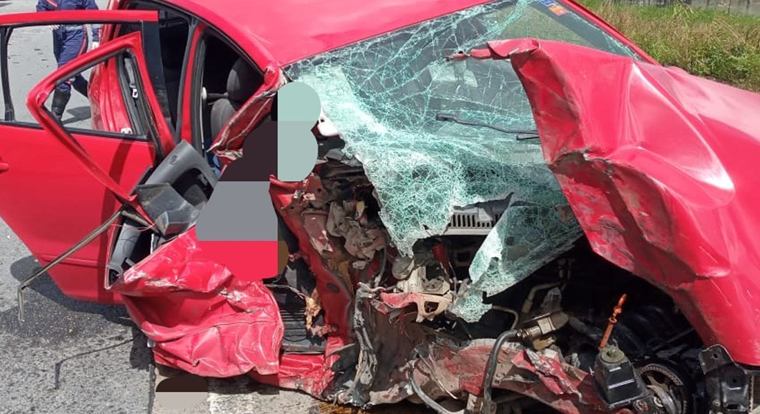 Carro ficou destruído com o impacto