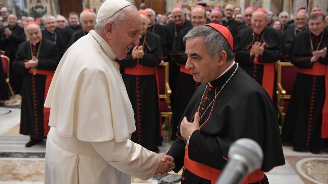 Papa Francisco e Giovanni Angelo Becciu