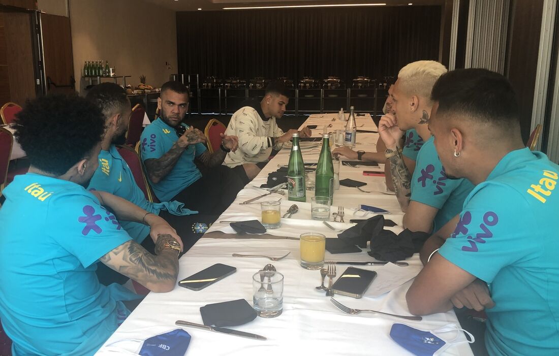 Daniel Alves conversa com jogadores mais jovens da seleção olímpica