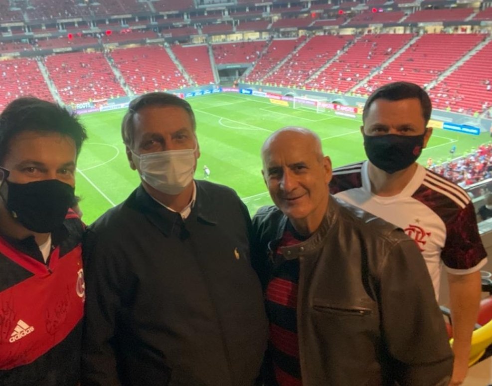 Bolsonaro acompanha jogo do Flamengo