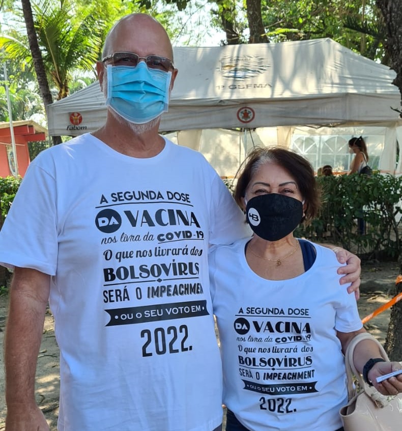 Avanço da imunização tem multiplicado o número de pessoas com camisetas, placas e máscaras com mensagens contra o governo Bolsonaro