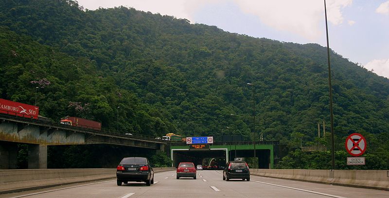 Movimentação de veículos na entrada dos Túneis na Rodovia dos Imigrantes