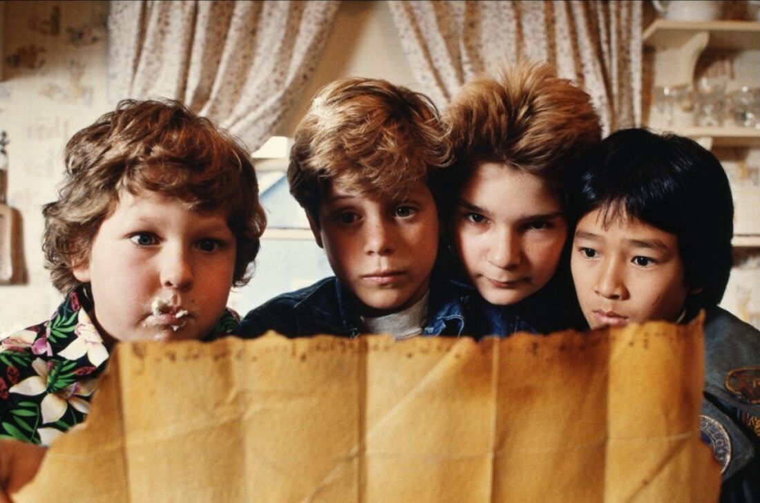 Gordo (Jeff Cohen), Mikey (Sean Astin), Bocão (Corey Feldman) e Dado (Jonathan Ke Quan)