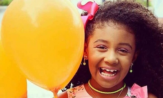 Ágatha Felix, de 8 anos, foi assassinada com um tiro de fuzil pelas costas, na presença da avó, dentro de uma kombi no Complexo do Alemão, no Rio