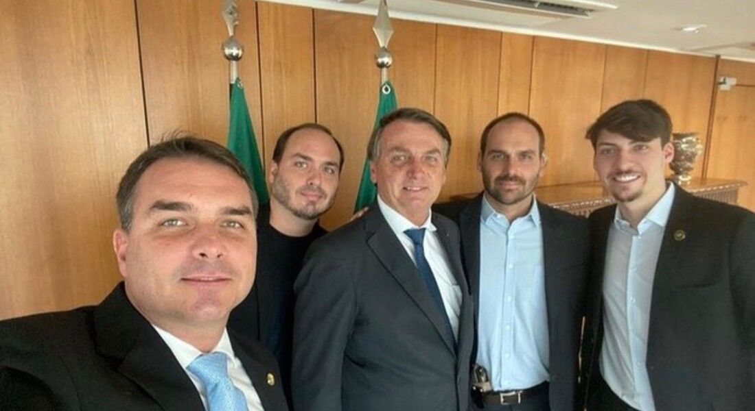 Jair Bolsonaro e seus quatro filhos