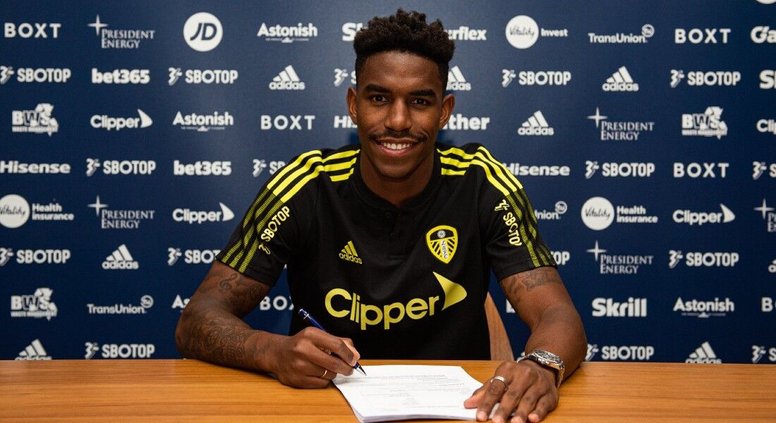 Lateral espanhol já chegou ao clube inglês