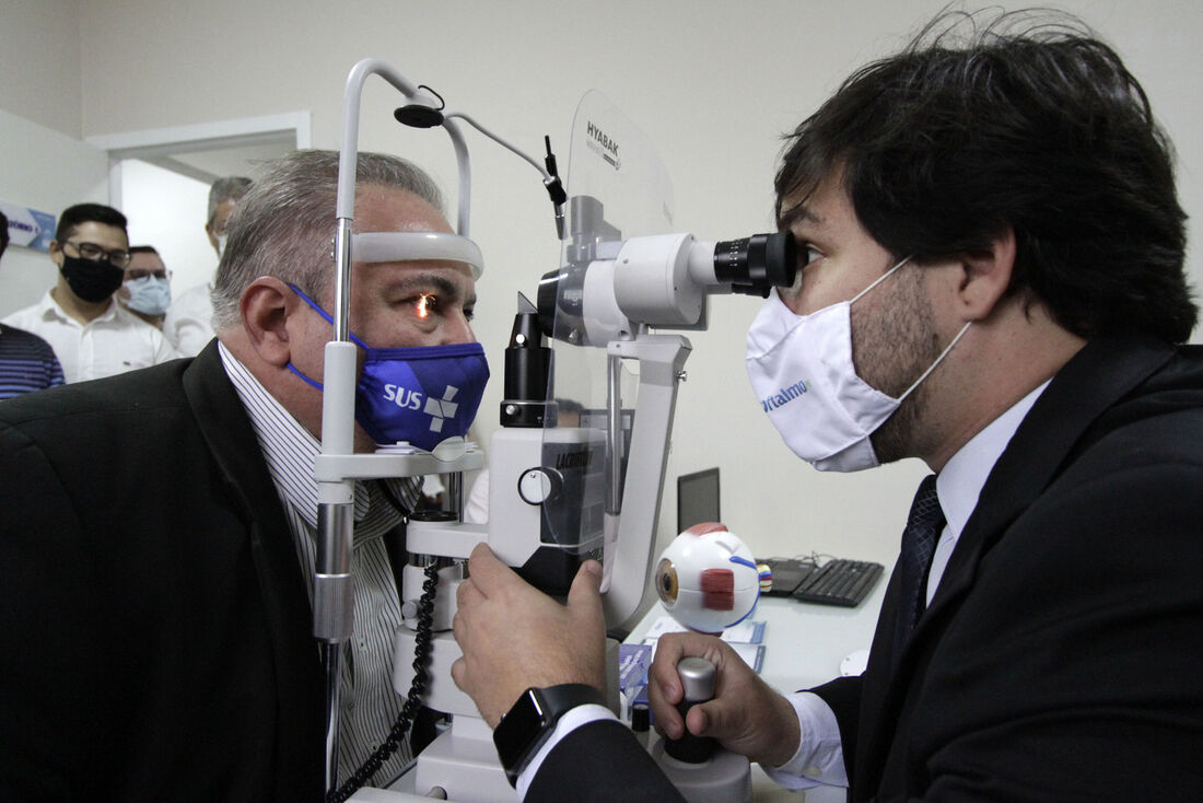 André Longo na unidade oftalmológica em Garanhuns