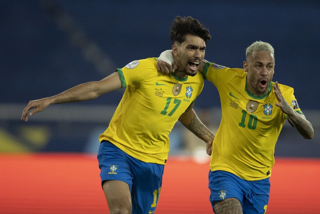 Paquetá comemora o gol marcado com Neymar