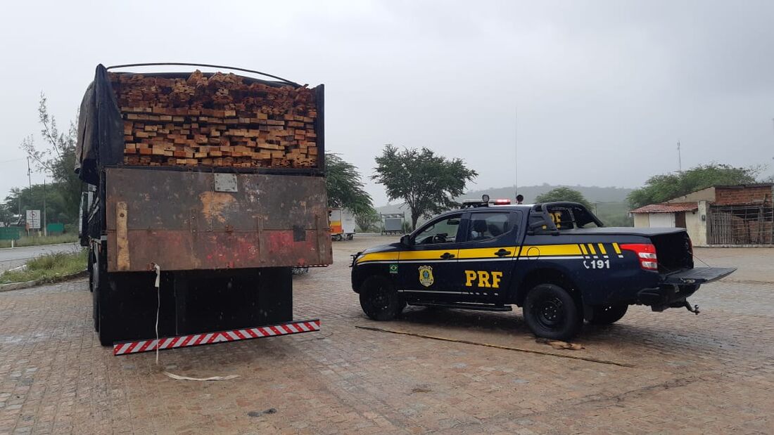 O flagrante foi realizado durante a abordagem a um caminhão com placas de Petrolina, no km 273 da rodovia