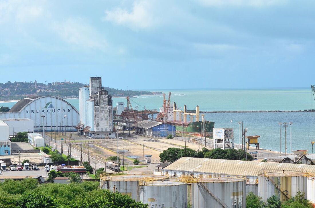 Navio Shovler atracado no Porto do Recife