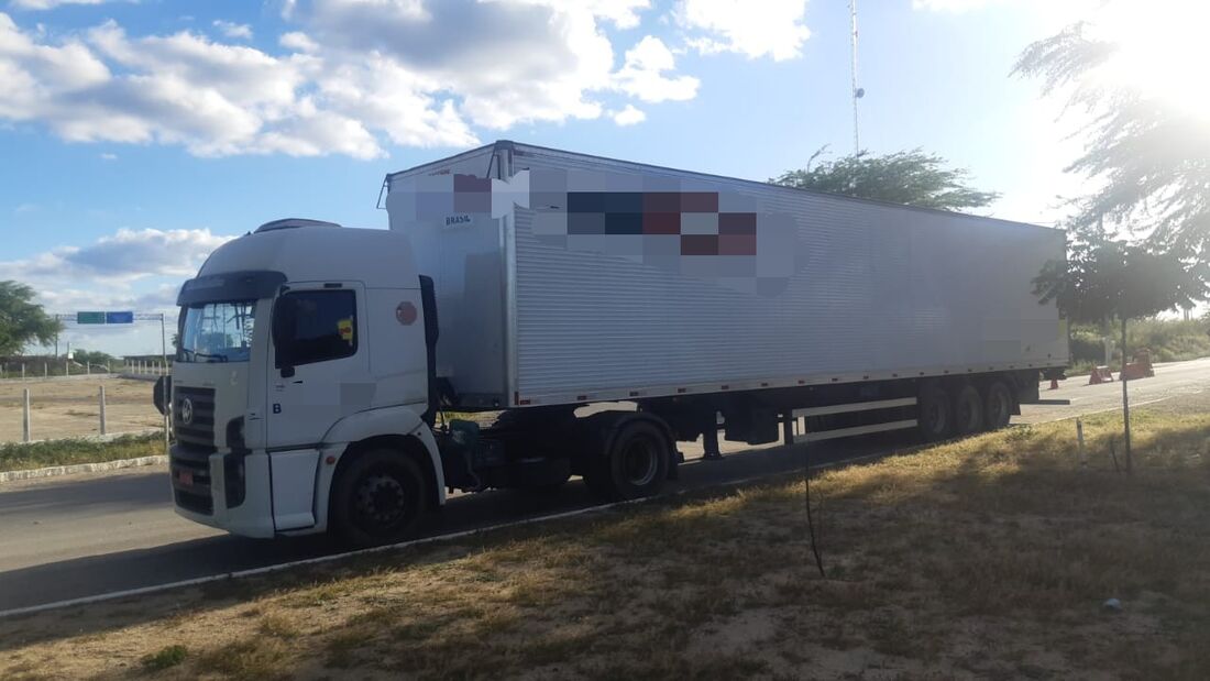 Veículo foi encontrado em uma estrada de terra, próximo da BR 232