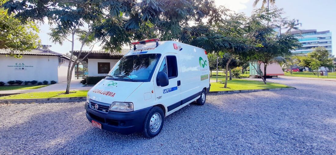 Ambulância é equipada para oferecer primeiros socorros a moradores e visitantes