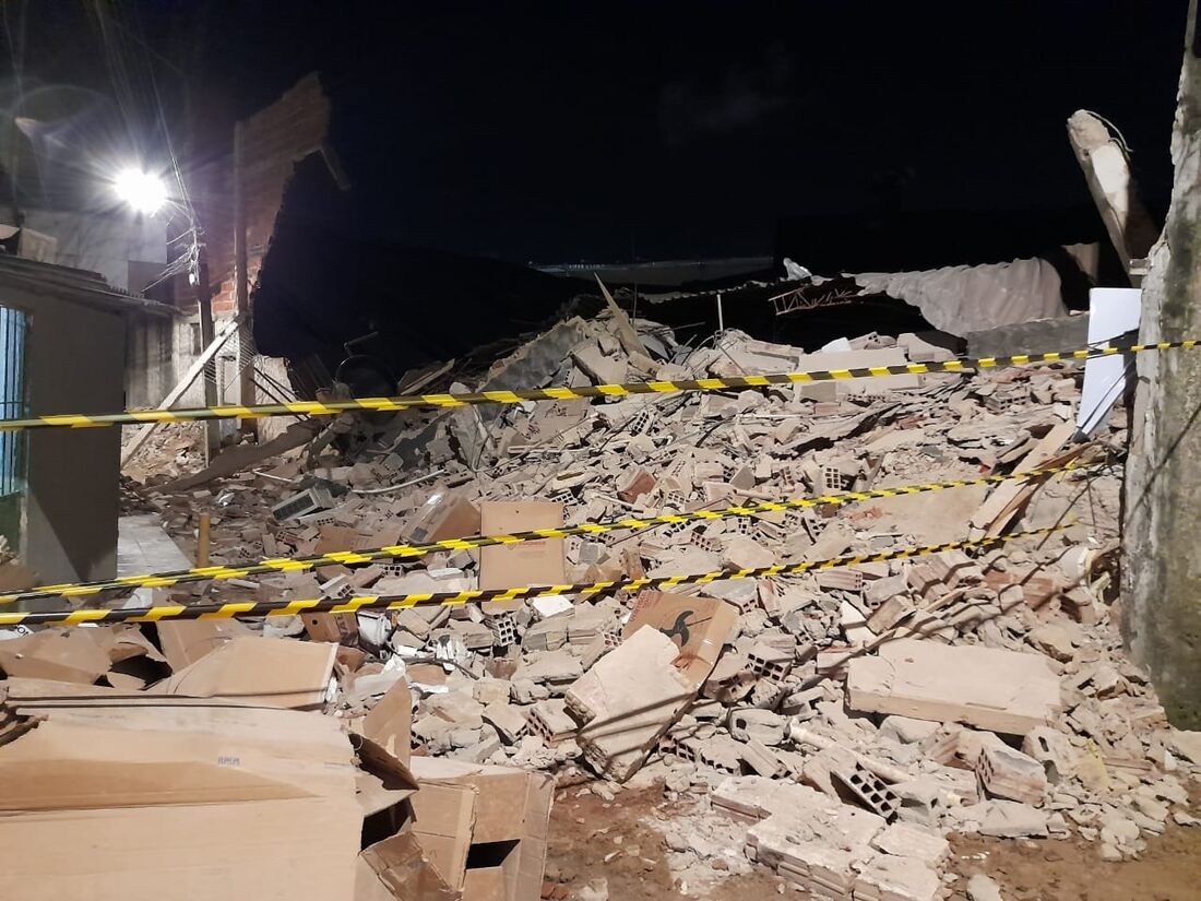 Prédio desaba em Estância, bairro da Zona Oeste do Recife