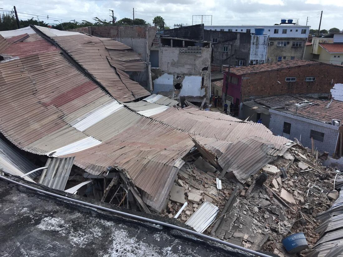 Proprietário e moradores contam prejuízos após o desabamento