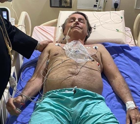 Presidente Jair Bolsonaro em leito hospitalar