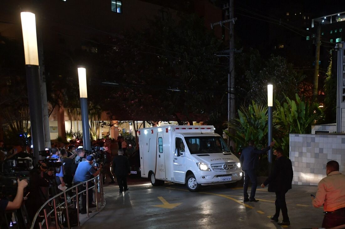 Ambulância chega com o presidente Jair Bolsonaro em hospital de São Paulo